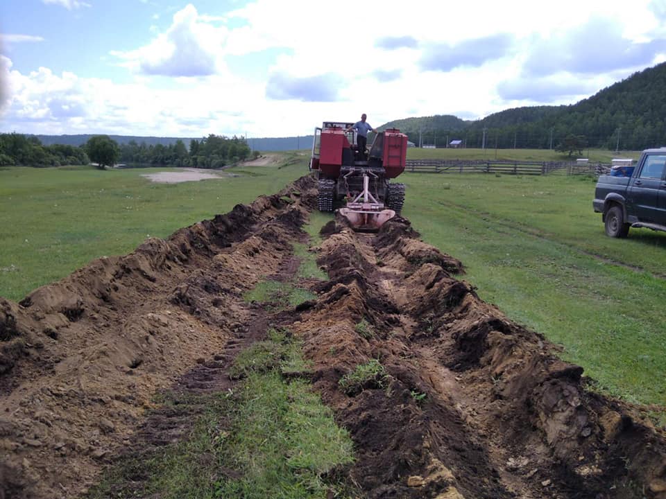 Рів викопали в Росії навколо коронавірусного села. Фото: Dora Khamaganova у Facebook