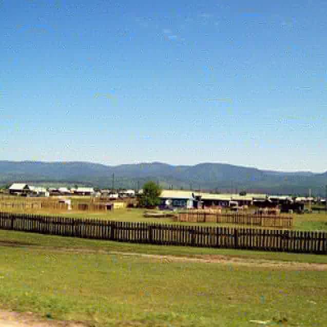 Рів викопали в Росії навколо коронавірусного села. Фото: Dora Khamaganova у Facebook