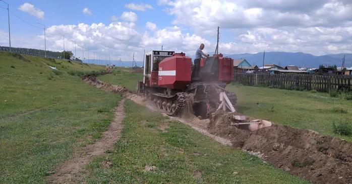 Ров выкопали в России вокруг коронавирусного села. Фото: Dora Khamaganova в Facebook