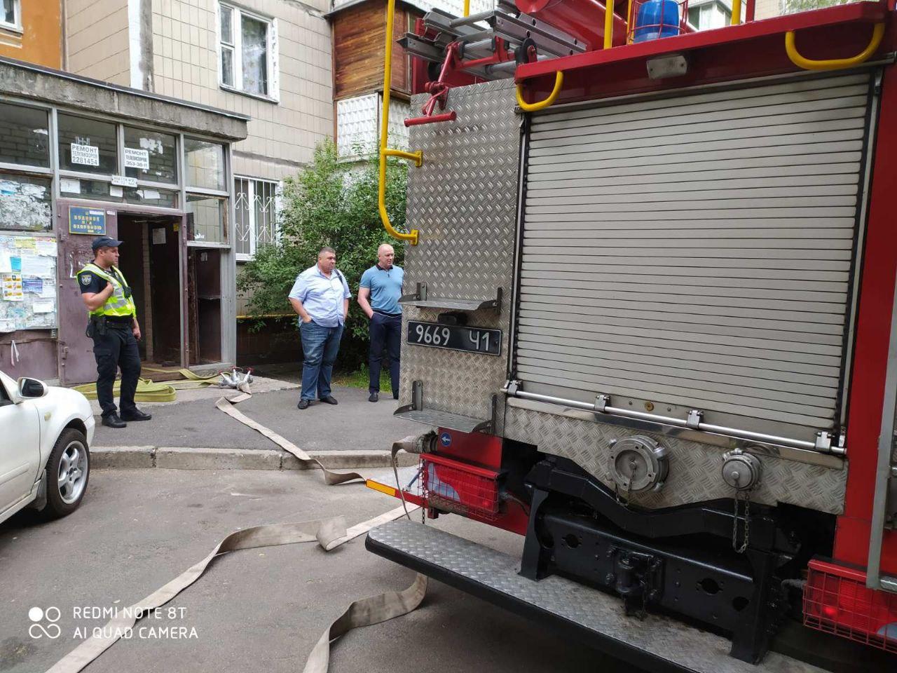 Утечка газа в многоэтажке Киева привела к пожару, жителей эвакуировали. Фото: ГСЧС