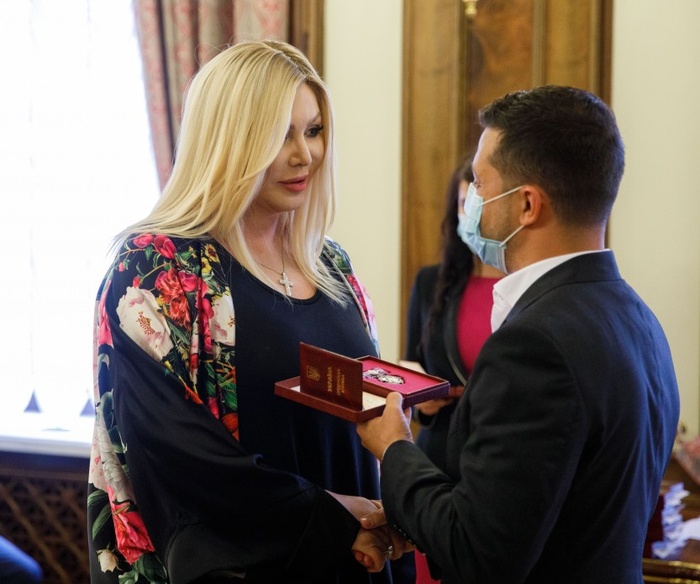 Замаскированные звезды получили награды от Зеленского. Фото: Офис президента