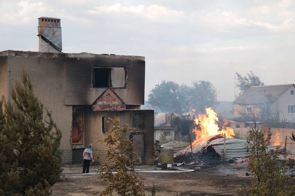 Апокалиптические фото пожаров на Луганщине показали спасатели / Фото: Фейсбук, твиттер