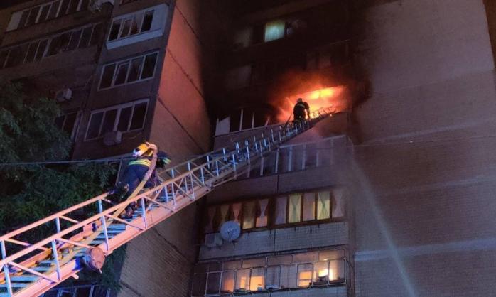 Ночной пожар вспыхнул в жилой многоэтажке Киева. Фото: ГСЧС