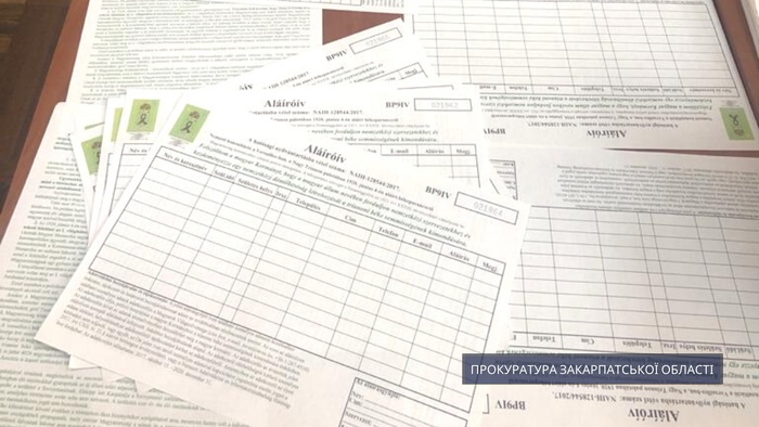 Анкети для збору підписів. Фото: Прокуратура Закарпатської області