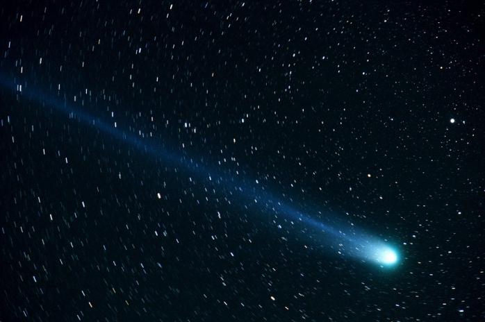 Комета пролітає через космічне небо. Фото: Pixabay