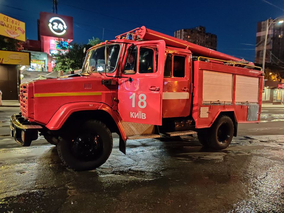 Чотири авто згоріли вночі у Києві, з’явилися фото 