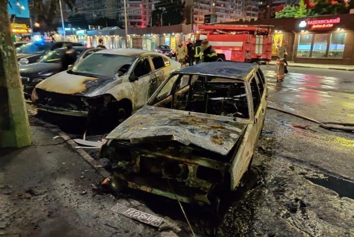 Четыре авто сгорели ночью в Киеве, появились фото — новости Киева