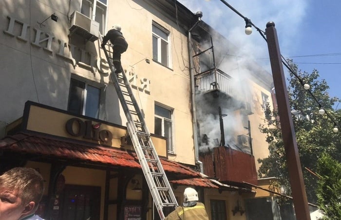 200-летний дом спасали от огня сотрудники ГСЧС. Фото: ГСЧС