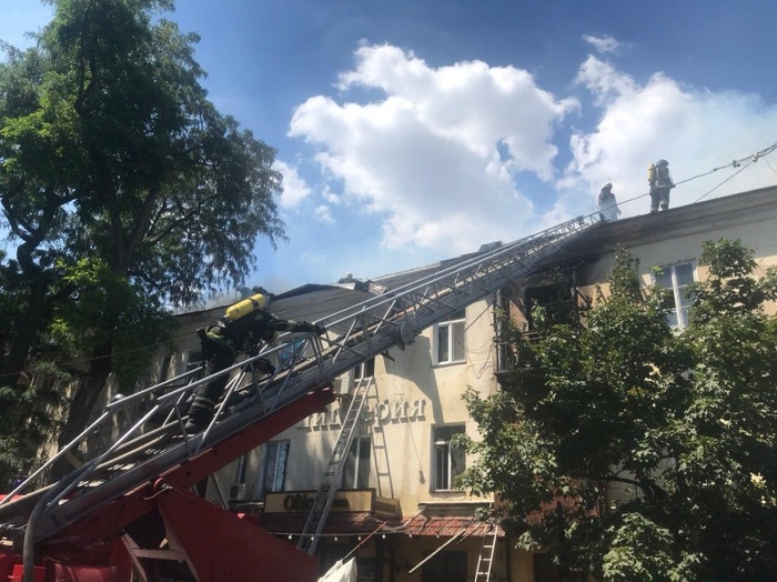 200-летний дом спасали от огня сотрудники ГСЧС. Фото: ГСЧС