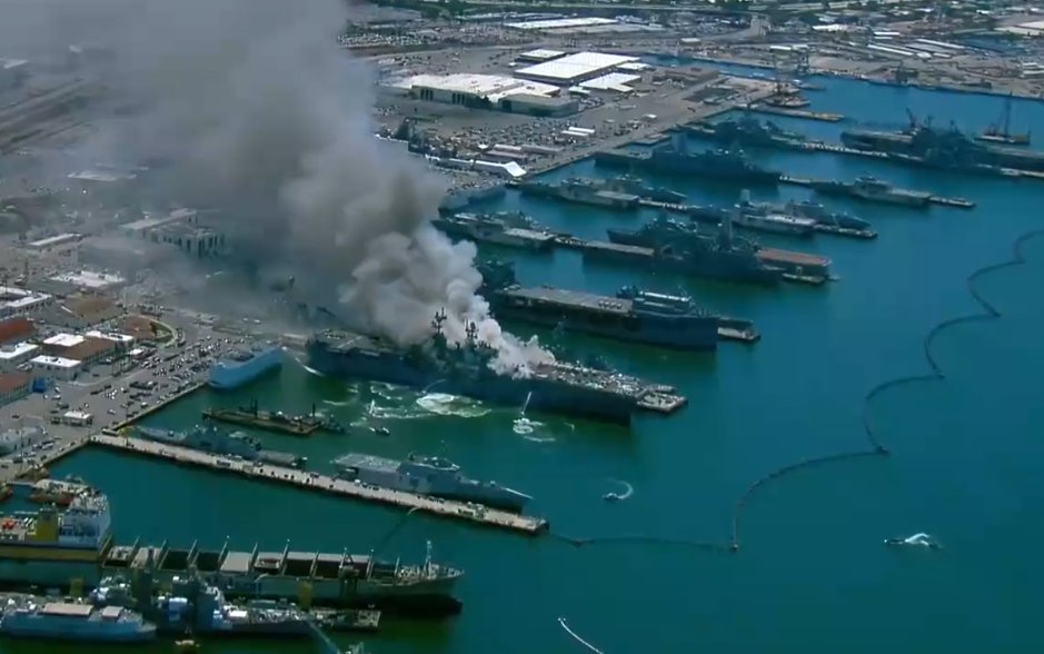 Пожар на корабле в США. Фото: stripes.com, airlive.net, news.usni.org