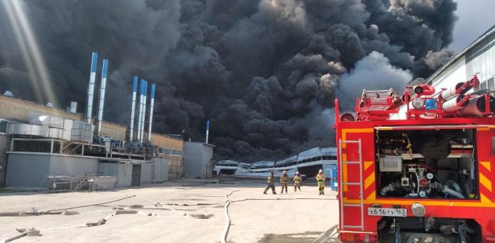 Пожар в России охватил лакокрасочный склад — дым виден за 30 км, фото — МЧС РФ
