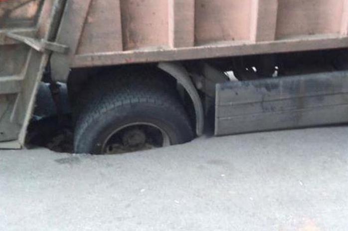 Под асфальт провалился мусоровоз в Киеве. Фото: Instagram