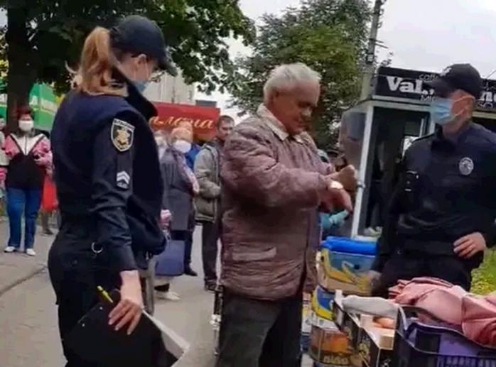 Жорстке затримання копами пенсіонера в Чернівцях розслідує ДБР. Фото: Facebook