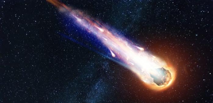 Метеорит на звездном небе. Фото: Shutterstock