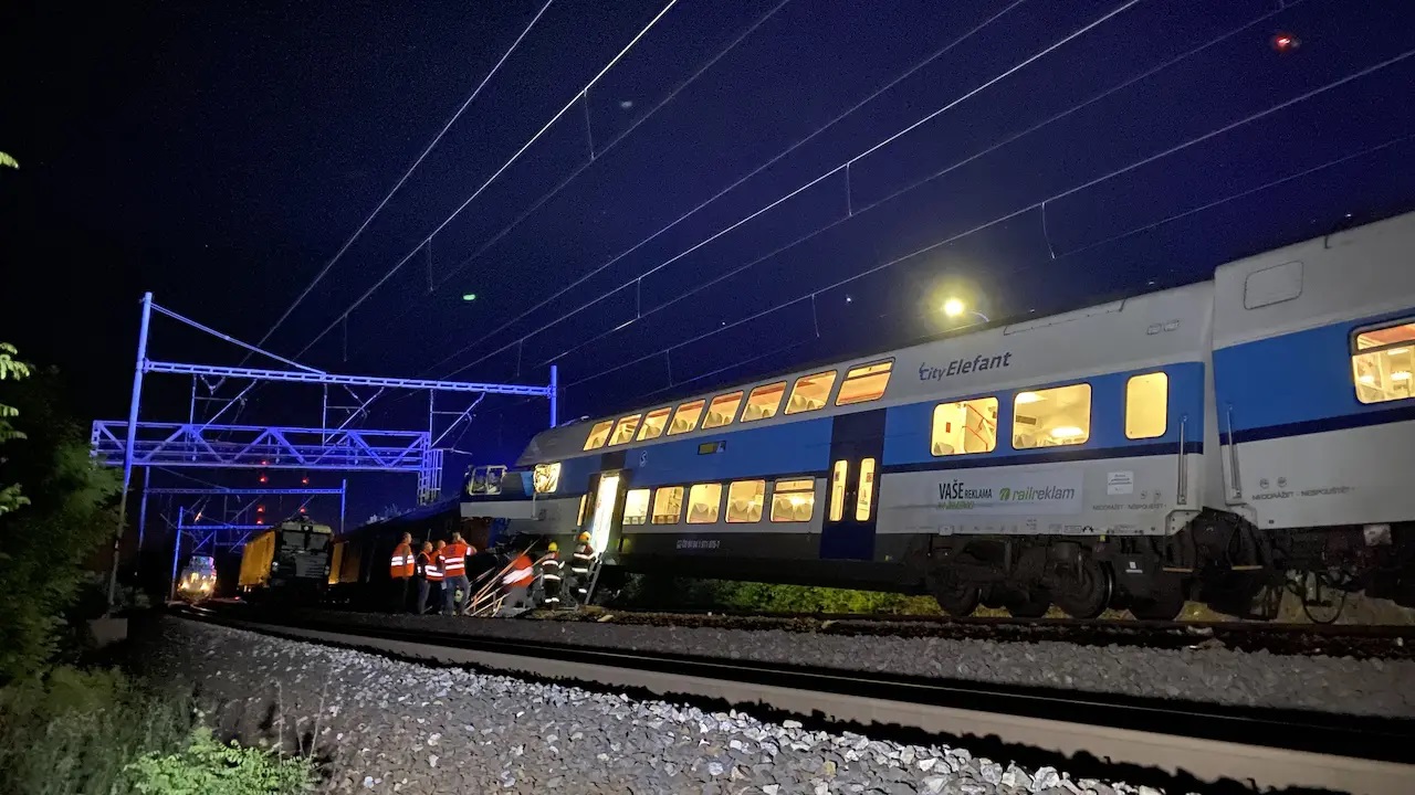 Зіткнення потягів у Чехії забрало життя машиніста, 35 потерпілих / Фото: novinky.cz, Твіттер