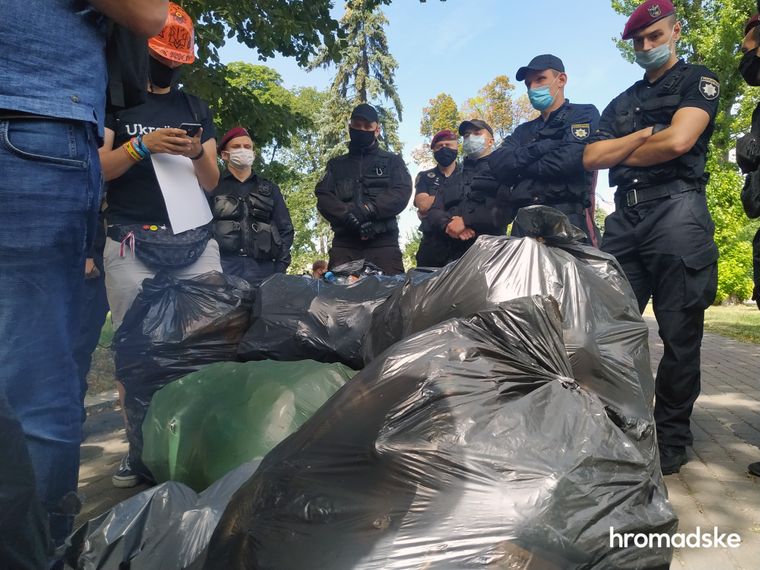Протест зі сміттям під Радою скрутила поліція