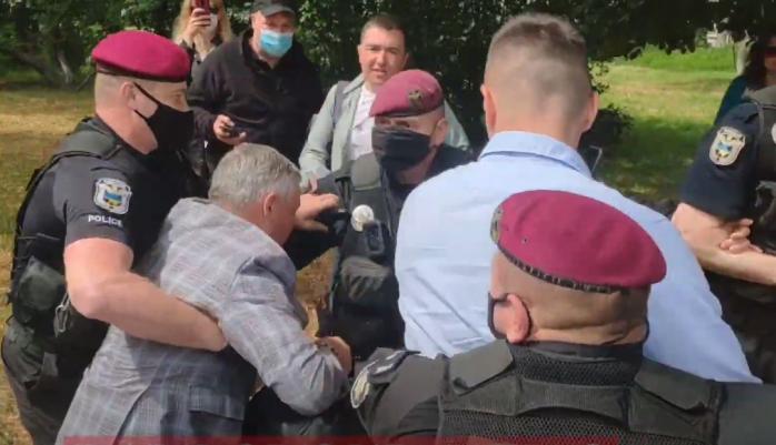 Протест зі сміттям під Радою скрутила поліція, з’явилися фото і відео — новини Києва 