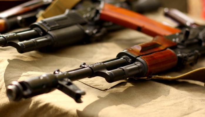Самодельное оружие и взрывчатку продавали дельцы на аукционах. Фото: HotGeo