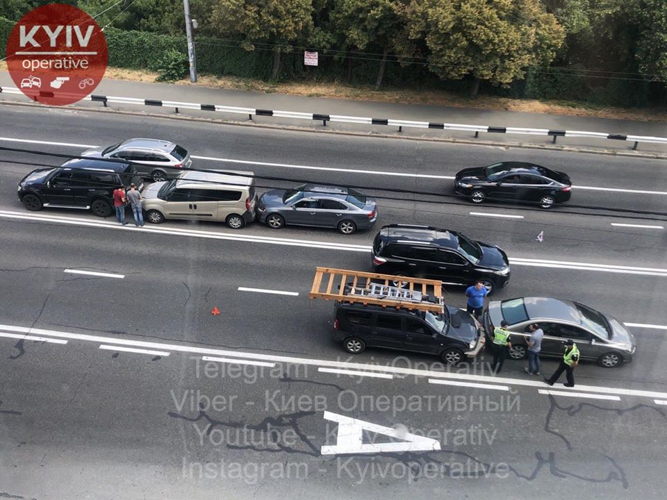 Пять авто столкнулись в Киеве — водители засмотрелись на другое ДТП