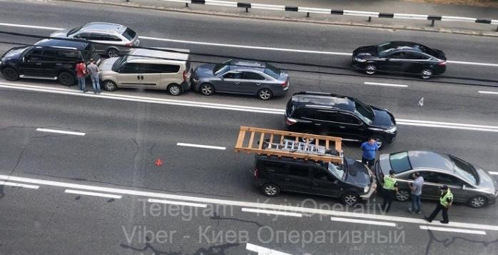 П’ять авто зіткнулися у Києві — водії задивилися на іншу ДТП