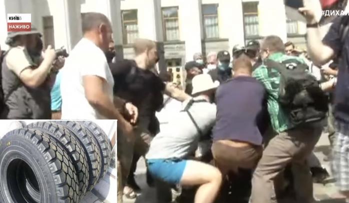 З’явилося відео сутички під Радою, де поліція видирала шини з рук активіста — новини Києва