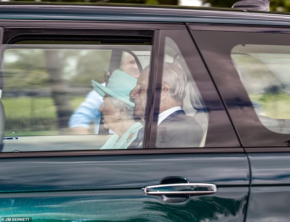Королева Елизавета и герцог Эдинбургский прибыли на свадьбу. Фото: Daily mail