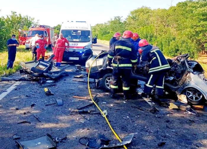У жахливій ДТП на Одещині загинули шестеро осіб. Фото: ДСНС