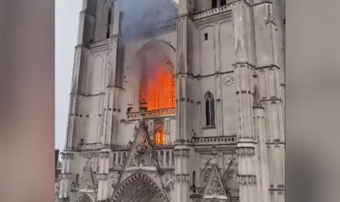 Названа причина пожара в соборе во французском Нанте