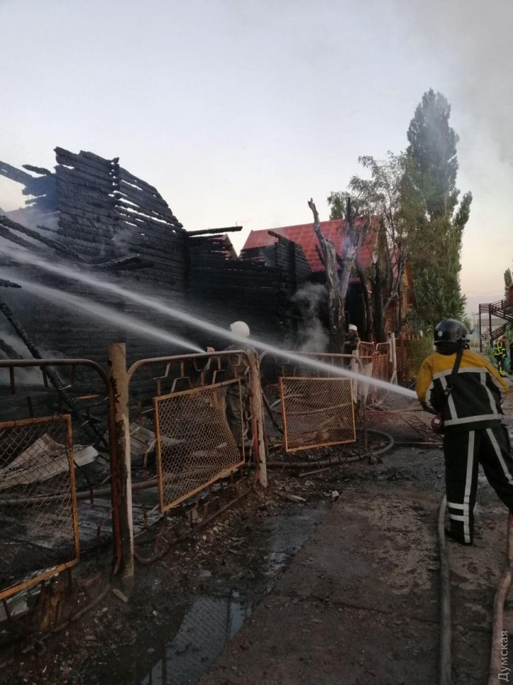 Масштабна пожежа у Затоці вщент спопелила дві бази відпочинку / Фото: "Думська"