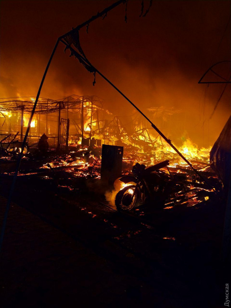 Масштабна пожежа у Затоці вщент спопелила дві бази відпочинку / Фото: "Думська"