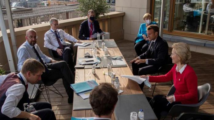 «Ударил кулаком по столу»: Макрон и лидеры ЕС не поделили 1,8 трлн евро на саммите, фото — Голос Америки