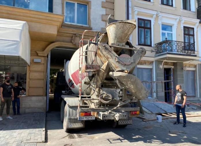 Одесситы залили бетоном подвал дома в знак протеста. Фото: Думская