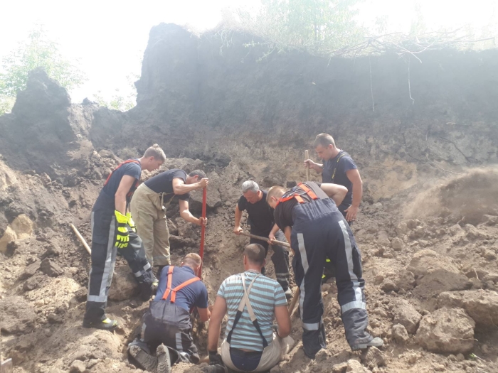Наслідки зсуву ґрунту на Київщині, фото: ДСНС