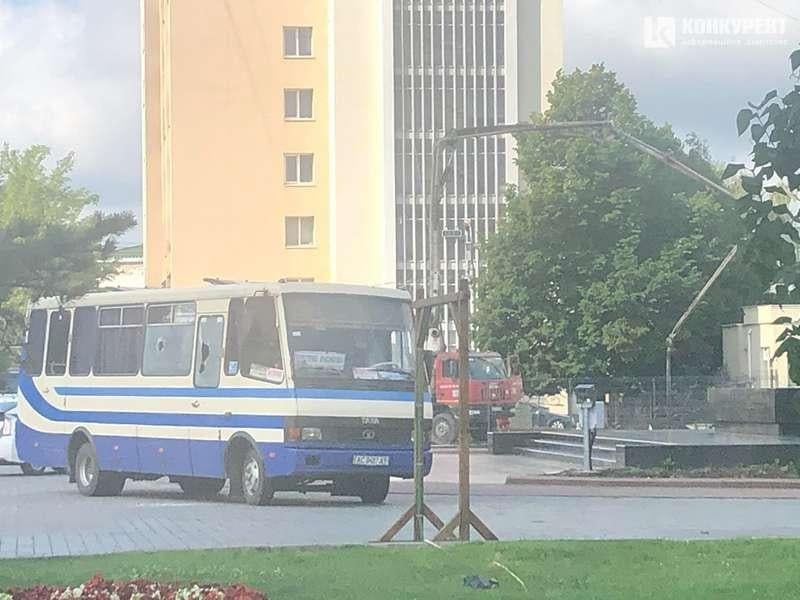 Террорист привез 20 заложников на автобусе в центр Луцка, фото — УНИАН