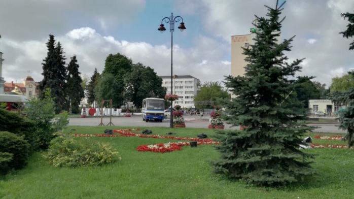 Террорист привез 20 заложников на автобусе в центр Луцка, фото — Перший