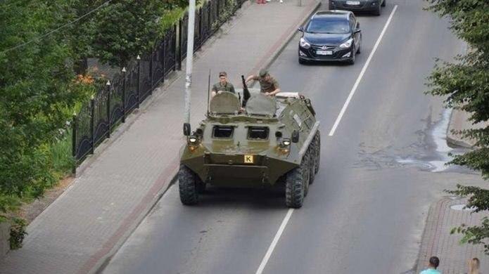 Місцеві ЗМІ оприлюднили фото військової техніки у Луцьку