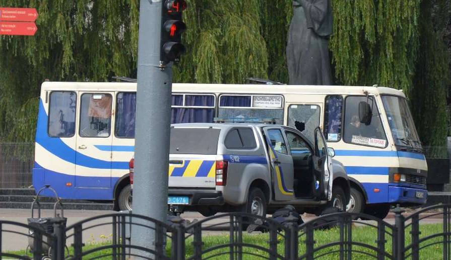 Місцеві ЗМІ оприлюднили фото захопленого автобусу у Луцьку