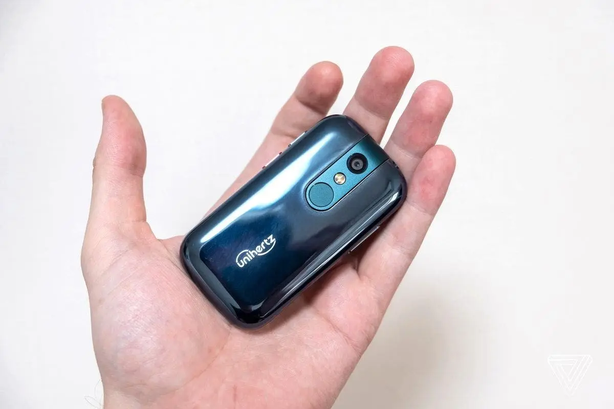 Самый маленький смартфон в мире. Фото: Gizchina