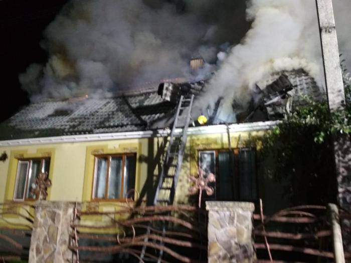 Невідомі підпалили будинок голови Костопільської райради, фото: ДСНС