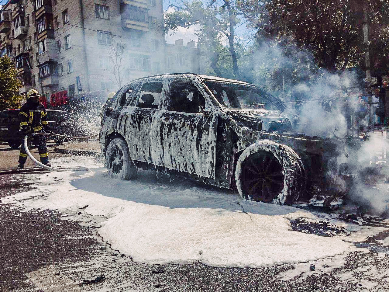 Авто сгорело в Киеве. Фото: ГСЧС