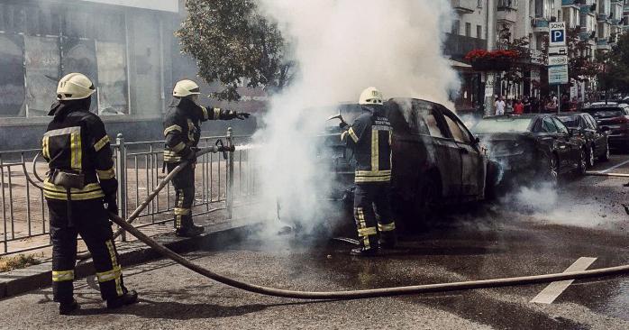 Авто сгорело в Киеве. Фото: ГСЧС