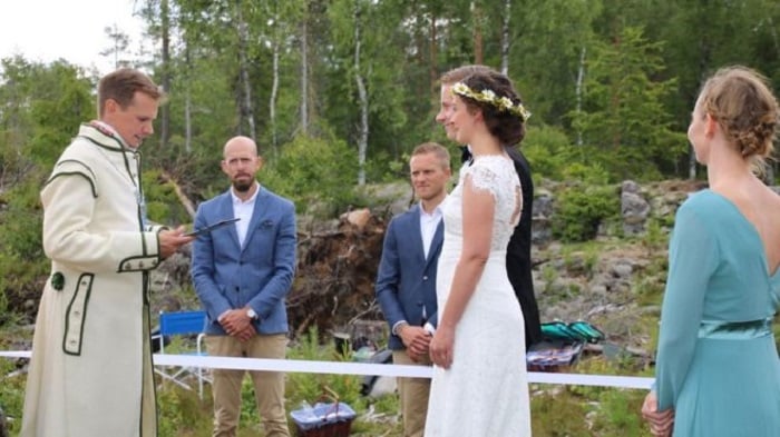 Весілля на кордоні влаштувала пара зі Скандинавії через карантин