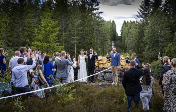 Весілля на кордоні Швеції та Норвегії влаштувала пара через карантин — новини світу 