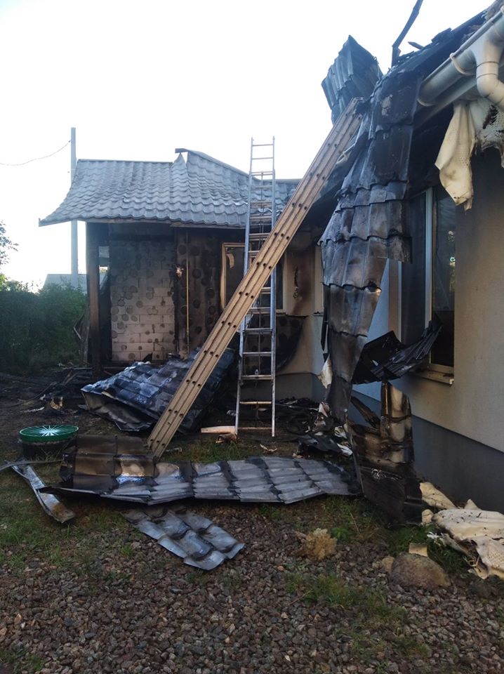Сгорел дом антикоррупционера Шабунина, фото — В.Шабунина