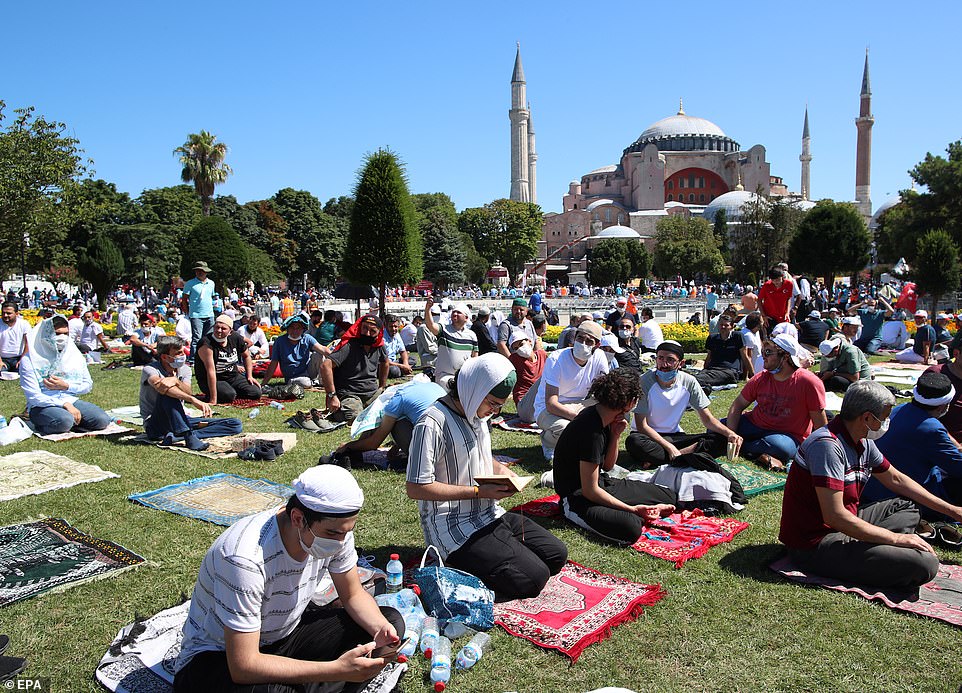 Эрдоган возглавил намаз в Святой Софии, фото — Dailymail