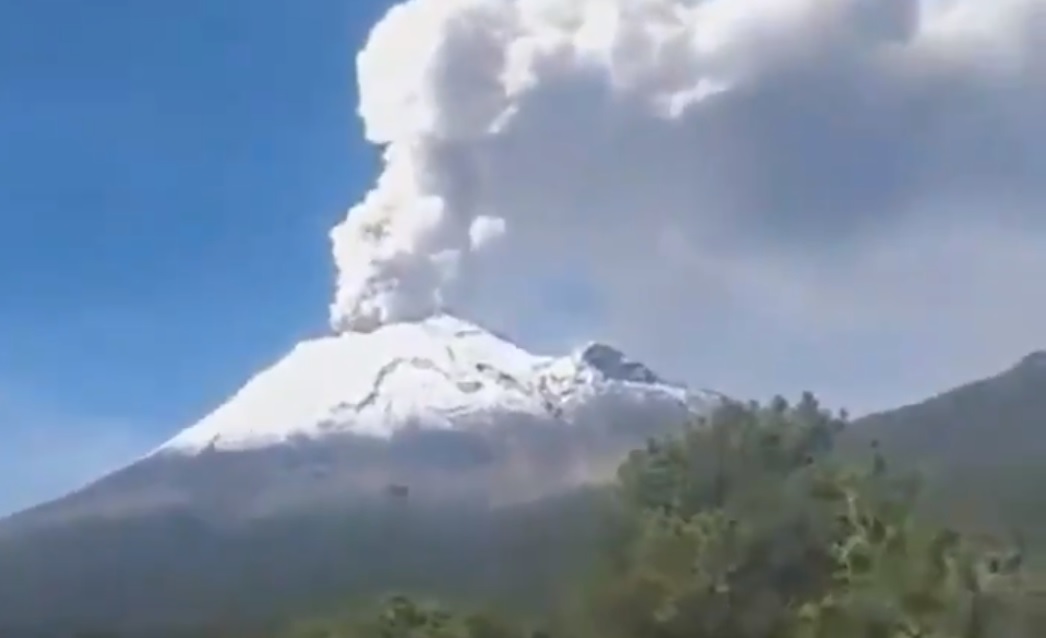 Потужне виверження вулкану Попокатепетль в Мексиці