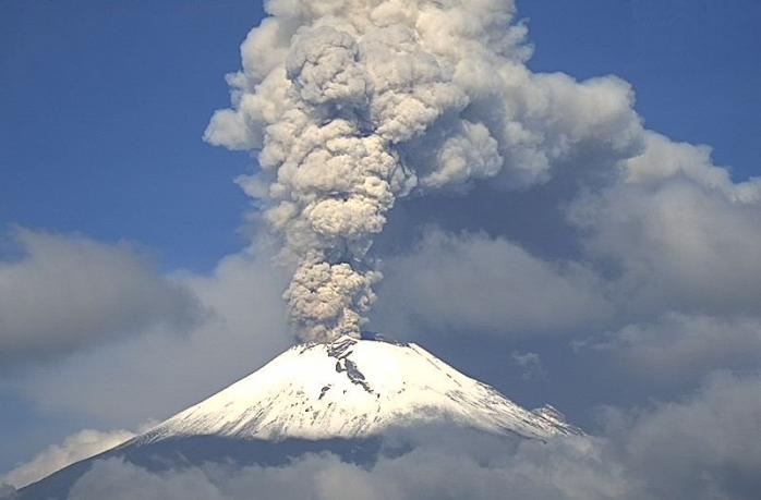 Мощное извержение вулкана Попокатепетль попало на видео — новости Мексики