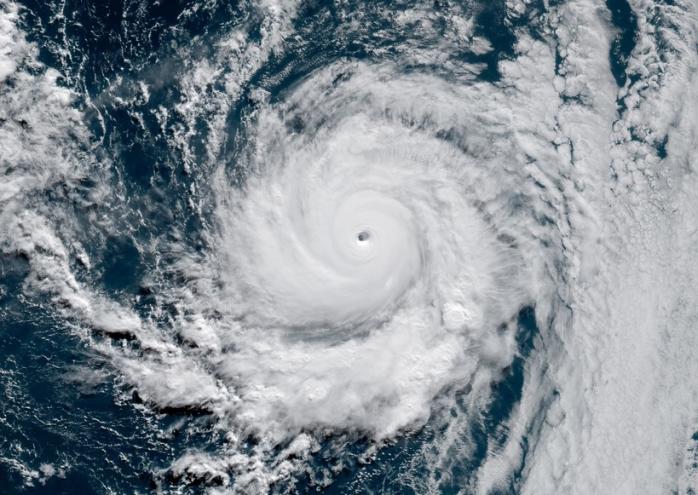 Ураган “Дуглас” біля Гаваїв сфотографували з космосу