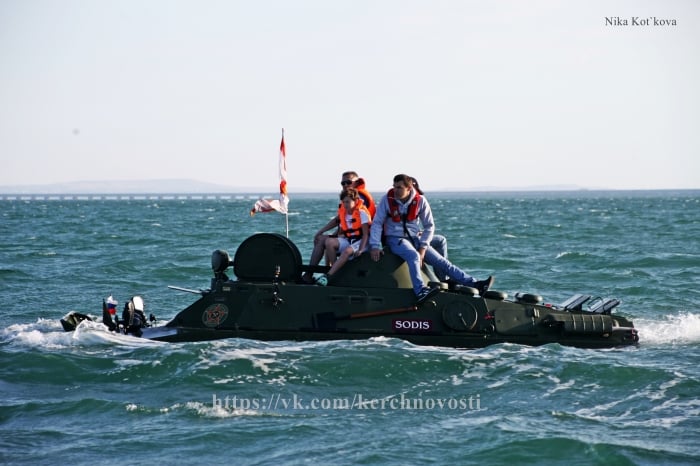 Бронеавтомобиль БРДМ-2 затонул при форсировании Керченского пролива, фото: «Новости Керчь»