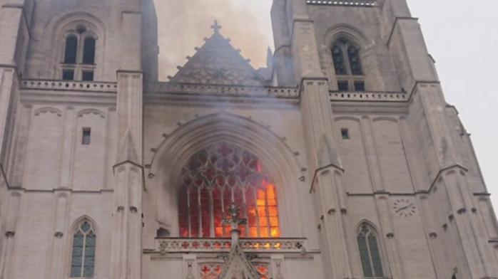 Поджигатель собора во Франции признался в содеянном — что о нем известно